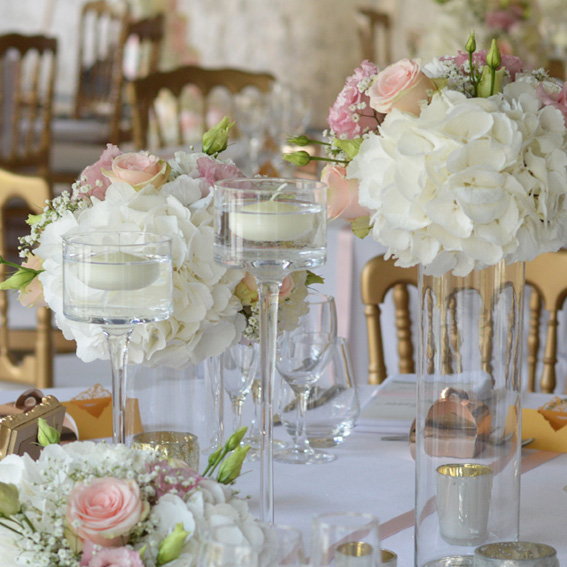 décoration de table de mariage fleurie entre blanc et rose poudré vase en verre sur pied